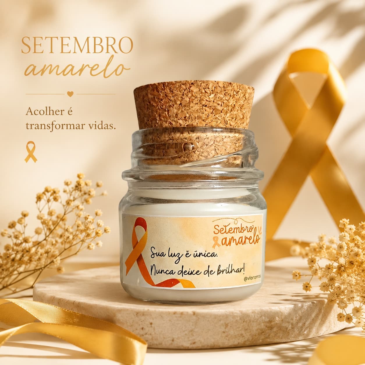 Vela aromática da campanha Setembro Amarelo da VL Aromas, em pote de vidro com tampa de cortiça e laço amarelo, com a mensagem “Sua luz é única, nunca deixe de brilhar”, entre flores secas